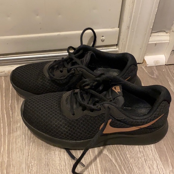 Nike Tanjun Sneakers - Picture 1 of 5